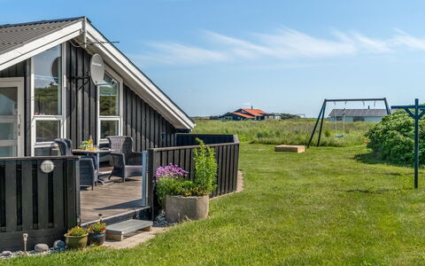 Sina - 300M from the Sea: Huis, Huis, Deur, Dak, Verblijf, Landgoed, Tuin, Schaduw, Siding, Werf