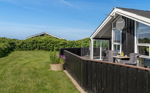 Sina - 300M from the Sea: Huis, Huis, Deur, Dak, Verblijf, Landgoed, Tuin, Schaduw, Siding, Werf