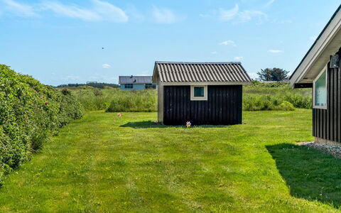 Sina - 300M from the Sea: Huis, Huis, Deur, Dak, Verblijf, Landgoed, Tuin, Schaduw, Siding, Werf