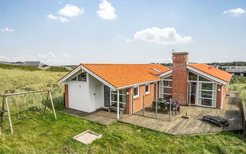 Broder - 150M from the Sea: Huis, Huis, Deur, Dak, Verblijf, Landgoed, Tuin, Schaduw, Siding, Werf