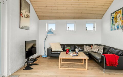 Broder - 150M from the Sea: Huis, Huis, Deur, Dak, Verblijf, Landgoed, Tuin, Schaduw, Siding, Werf