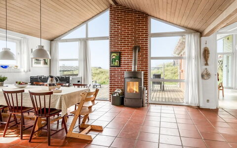Broder - 150M from the Sea: Huis, Huis, Deur, Dak, Verblijf, Landgoed, Tuin, Schaduw, Siding, Werf