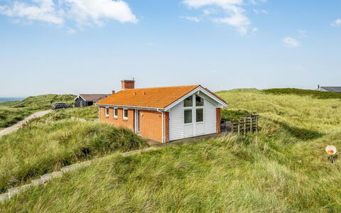 Broder - 150M from the Sea: Huis, Huis, Deur, Dak, Verblijf, Landgoed, Tuin, Schaduw, Siding, Werf