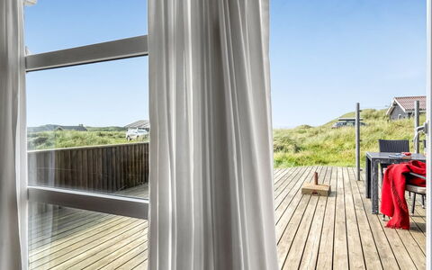 Broder - 150M from the Sea: Huis, Huis, Deur, Dak, Verblijf, Landgoed, Tuin, Schaduw, Siding, Werf