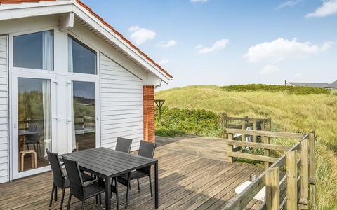 Broder - 150M from the Sea: Huis, Huis, Deur, Dak, Verblijf, Landgoed, Tuin, Schaduw, Siding, Werf