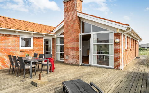 Broder - 150M from the Sea: Huis, Huis, Deur, Dak, Verblijf, Landgoed, Tuin, Schaduw, Siding, Werf