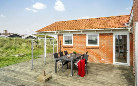 Broder - 150M from the Sea: Huis, Huis, Deur, Dak, Verblijf, Landgoed, Tuin, Schaduw, Siding, Werf