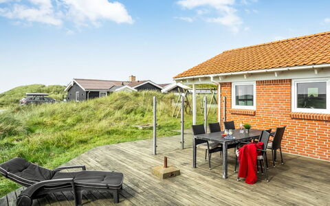 Broder - 150M from the Sea: Huis, Huis, Deur, Dak, Verblijf, Landgoed, Tuin, Schaduw, Siding, Werf