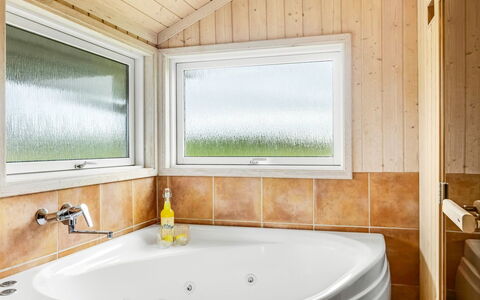 Kiran - 200M from the Sea: Bad, Loodgieterswerkinrichting, Flooring, Interieur Ontwerp, Verdieping, Plafond, Badkamer, Loodgieter, Kamer, Kraan