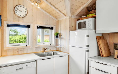 Kiran - 200M from the Sea: Hout, Keuken, Toestel Van De Keuken, Major Appliance, Huishoudapparatuur, Kamer, Plafond, Beits, Hardwood, Countertop