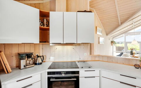 Kiran - 200M from the Sea: Keuken, Countertop, Toestel Van De Keuken, Cabinetry, Hout, Interieur Ontwerp, Flooring, Major Appliance, Plafond, Lichte Inrichting