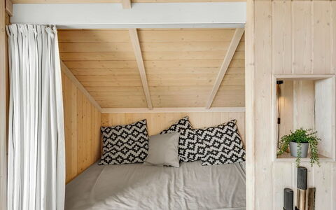 Kiran - 200M from the Sea: Hout, Interieur Ontwerp, Slaapkamer, Verdieping, Flooring, Meubilair, Bed, Linens, Verlichting, Huis