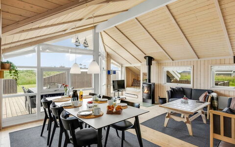 Kiran - 200M from the Sea: Hout, Verblijf, Huis, Schaduw, Hardwood, Siding, Veranda, Garden Gebouwen, Dek, Timmerhout