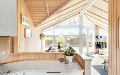 Kiran - 200M from the Sea: Hout, Plafond, Interieur Ontwerp, Flooring, Huis, Keuken, Lichte Inrichting, Kamer, Countertop, Plank