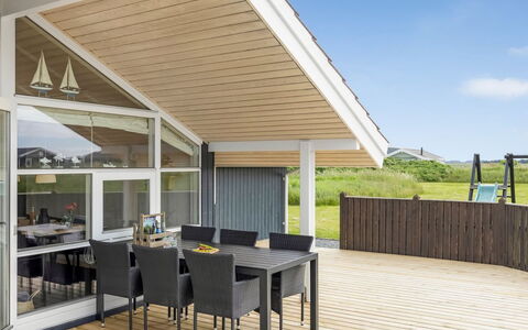 Kiran - 200M from the Sea: Hout, Huis, Architectuur, Veranda, Dak, Hardwood, Plank, Dek, Schaduw, Deur