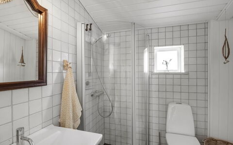 Anissa - 100M from the Sea: Muur, Flooring, Verdieping, Interieur Ontwerp, Loodgieterswerkinrichting, Badkamer, Loodgieter, Plafond, Tegel, Kamer