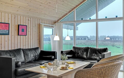 Mattis - 650M from the Sea: Meubilair, Interieur Ontwerp, Hout, Plafond, Bankstel, Woonkamer, Huis, Flooring, Kamer, Verdieping