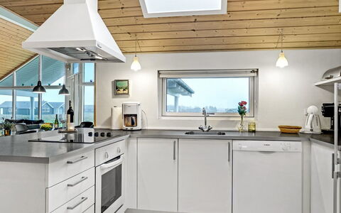 Mattis - 650M from the Sea: Keuken, Countertop, Toestel Van De Keuken, Plafond, Major Appliance, Flooring, Lichte Inrichting, Huishoudapparatuur, Interieur Ontwerp, Cabinetry