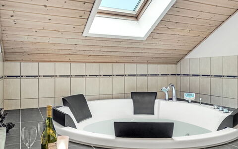 Mattis - 650M from the Sea: Loodgieterswerkinrichting, Flooring, Bad, Interieur Ontwerp, Verdieping, Loodgieter, Badkamer, Samengesteld Materiaal, Kraan