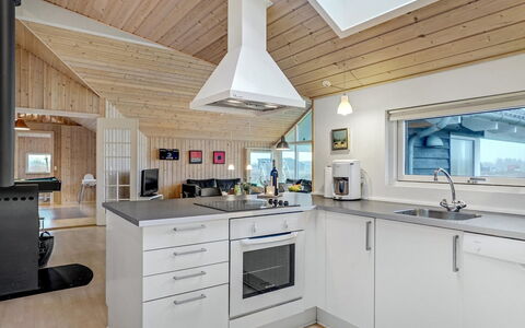 Mattis - 650M from the Sea: Keuken, Toestel Van De Keuken, Countertop, Hout, Plafond, Major Appliance, Interieur Ontwerp, Flooring, Huishoudapparatuur, Cabinetry