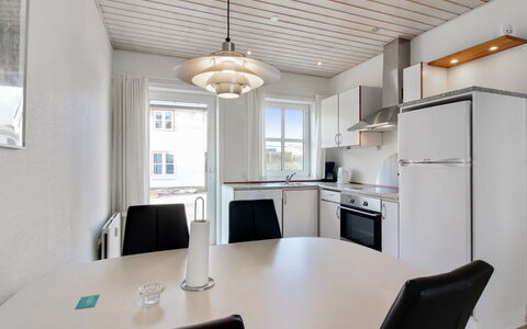Haghni - 200M from the Sea: Verblijf, Backyard, Werf, Garden Gebouwen, Schuur, Siding, Buitenmeubels, Blokhut, Outdoor Structuur, Keet