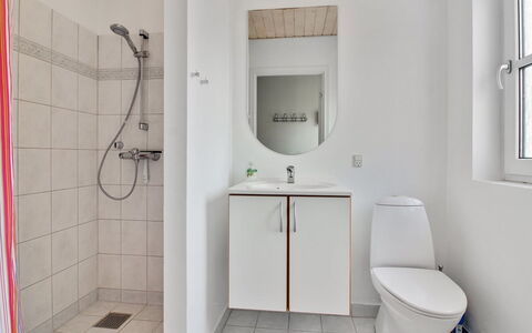 Haghni - 200M from the Sea: Verblijf, Backyard, Werf, Garden Gebouwen, Schuur, Siding, Buitenmeubels, Blokhut, Outdoor Structuur, Keet