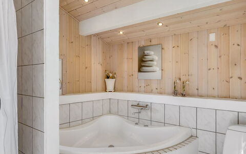 Söhnke - 400M from the Sea: Interieur Ontwerp, Flooring, Muur, Verdieping, Hout, Plafond, Loodgieterswerkinrichting, Badkamer, Kamer, Verlichting