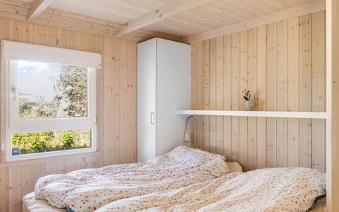 Söhnke - 400M from the Sea: Bed, Slaapkamer, Muur, Hout, Interieur Ontwerp, Laken, Bedding, Meubilair, Plafond, Flooring