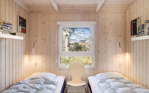 Söhnke - 400M from the Sea: Slaapkamer, Hout, Bed, Interieur Ontwerp, Laken, Plafond, Bedding, Huis, Verdieping, Bed Frame