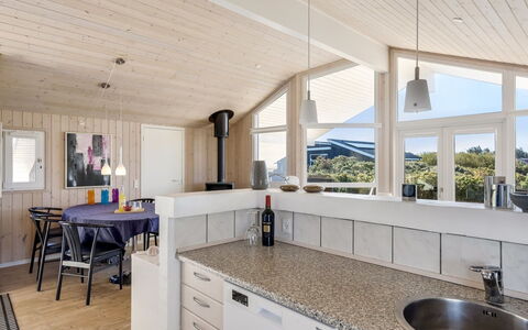 Söhnke - 400M from the Sea: Hout, Interieur Ontwerp, Flooring, Plafond, Verdieping, Meubilair, Countertop, Keuken, Huis, Kamer