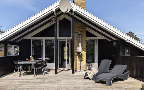 Aleksia - 1Km from the Sea: Verblijf, Backyard, Werf, Garden Gebouwen, Schuur, Siding, Buitenmeubels, Blokhut, Outdoor Structuur, Keet