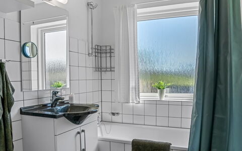 Nayeli - 275M from the Sea: Loodgieterswerkinrichting, Interieur Ontwerp, Flooring, Kraan, Wastafel, Verdieping, Loodgieter, Badkamer, Gordijn, Kamer