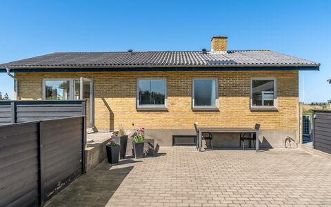 Nayeli - 275M from the Sea: Gebouw, Huis, Woongebied, Huis, Dak, Verblijf, Siding, Fiets, Oprit, Schuifraam