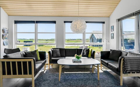 Sinica - 1.4Km from the Sea: Meubilair, Hout, Flooring, Interieur Ontwerp, Woonkamer, Bankstel, Verdieping, Huis, Houten Vloer