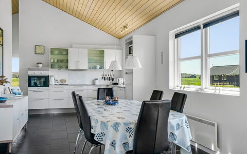 Sinica - 1.4Km from the Sea: Plafond, Interieur Ontwerp, Flooring, Verdieping, Huis, Lichte Inrichting, Keuken En Eettafel, Stoel, Kamer, Keuken