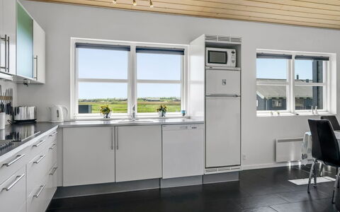 Sinica - 1.4Km from the Sea: Keuken, Flooring, Plafond, Toestel Van De Keuken, Interieur Ontwerp, Cabinetry, Countertop, Verdieping, Huishoudapparatuur, Major Appliance