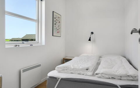 Sinica - 1.4Km from the Sea: Muur, Plafond, Interieur Ontwerp, Slaapkamer, Verdieping, Bed, Flooring, Huis, Bedding, Kamer
