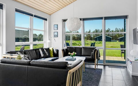 Sinica - 1.4Km from the Sea: Interieur Ontwerp, Flooring, Bankstel, Plafond, Meubilair, Woonkamer, Verdieping, Verlichting, Huis