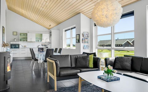 Sinica - 1.4Km from the Sea: Interieur Ontwerp, Meubilair, Flooring, Plafond, Bankstel, Hout, Verdieping, Woonkamer, Lichte Inrichting, Huis