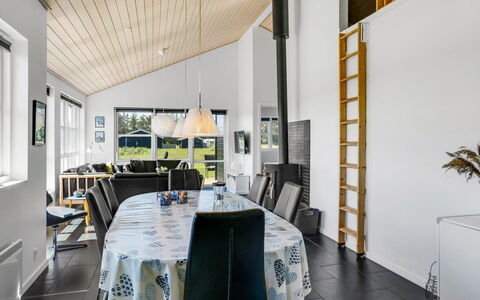 Sinica - 1.4Km from the Sea: Hout, Huis, Plafond, Interieur Ontwerp, Deur, Verblijf, Stoel, Landgoed, Schaduw, Woonkamer