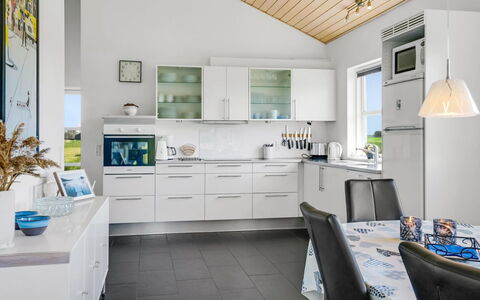 Sinica - 1.4Km from the Sea: Keuken, Countertop, Interieur Ontwerp, Flooring, Meubilair, Toestel Van De Keuken, Cabinetry, Plafond, Major Appliance, Verdieping