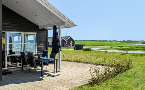 Sinica - 1.4Km from the Sea: Verblijf, Schaduw, Kust, Buitenmeubels, Toevlucht, Stoel, Gang, Plank, Veranda, Siding
