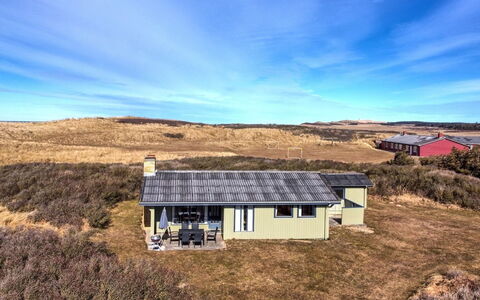 Cathalin - 100M from the Sea: Dak, Huis, Deur, Verblijf, Schaduw, Siding, Werf, Landgoed, Backyard