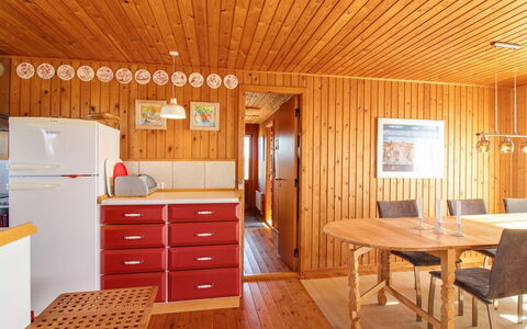 Cathalin - 100M from the Sea: Dak, Huis, Deur, Verblijf, Schaduw, Siding, Werf, Landgoed, Backyard