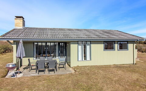Cathalin - 100M from the Sea: Dak, Huis, Deur, Verblijf, Schaduw, Siding, Werf, Landgoed, Backyard