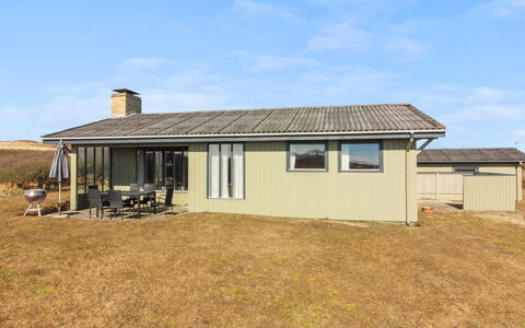 Cathalin - 100M from the Sea: Dak, Huis, Deur, Verblijf, Schaduw, Siding, Werf, Landgoed, Backyard
