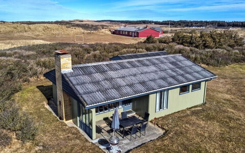 Cathalin - 100M from the Sea: Dak, Huis, Deur, Verblijf, Schaduw, Siding, Werf, Landgoed, Backyard