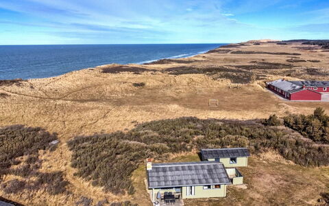 Cathalin - 100M from the Sea: Dak, Huis, Deur, Verblijf, Schaduw, Siding, Werf, Landgoed, Backyard