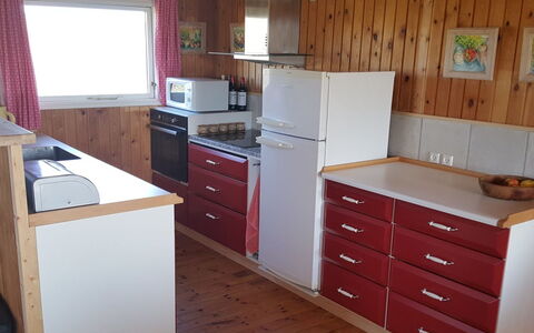 Cathalin - 100M from the Sea: Dak, Huis, Deur, Verblijf, Schaduw, Siding, Werf, Landgoed, Backyard