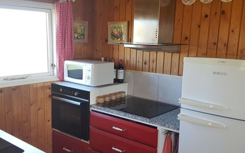 Cathalin - 100M from the Sea: Dak, Huis, Deur, Verblijf, Schaduw, Siding, Werf, Landgoed, Backyard
